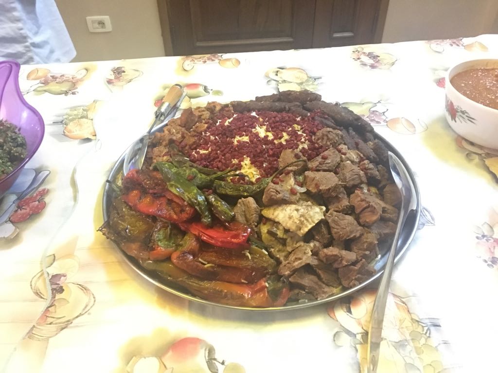 الأرز بالزعفران والبهارات الإيرانية مع اللحم والشيش طاووق والكباب